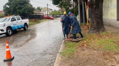 Intenso trabajo en los barrios para frenar los efectos de las fuertes tormentas