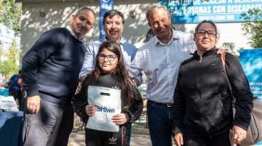 Cascallares entregó anteojos a vecinos con discapacidad