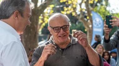 Cascallares entregó anteojos a vecinos con discapacidad