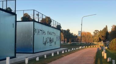 Pintadas contra la dirigencia en el predio de Luis Guillón