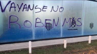 Pintadas contra la dirigencia en el predio de Luis Guillón