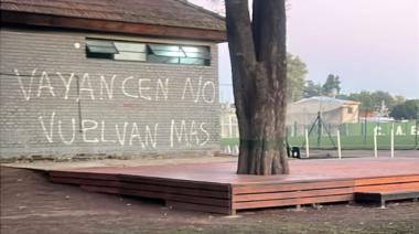 Pintadas contra la dirigencia en el predio de Luis Guillón