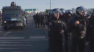 Fuerte enfrentamiento entre la Policía y trabajadores de la Feria La Salada