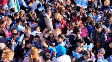 Otermín tomó la promesa de Lealtad a la Bandera a miles de estudiantes