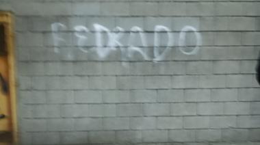 Sugestivas pintadas en Avellaneda: “Se viene Redrado”
