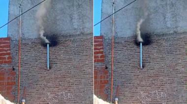 Colocaron la chimenea de un taller clandestino en su patio, y se niegan a sacarlo