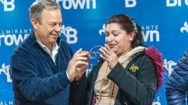 Cascallares participó de la entrega de lentes a vecinos brownianos