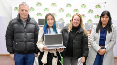 Fernando y Magui Gray entregaron notebooks a estudiantes de escuelas secundarias