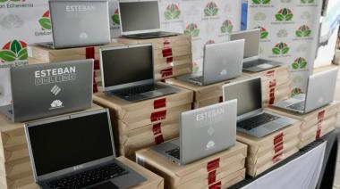 Fernando y Magui Gray entregaron notebooks a estudiantes de escuelas secundarias