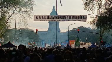 Universidad y salud:  Banderas de una multitud contra el ajuste