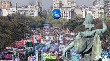 Universidad y salud:  Banderas de una multitud contra el ajuste