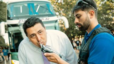 Profundizan los controles de alcoholemia a conductores de micros de viajes de egresados