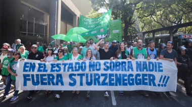 Los estatales, entra el congelamiento salarial y las amenazas de nuevos despidos