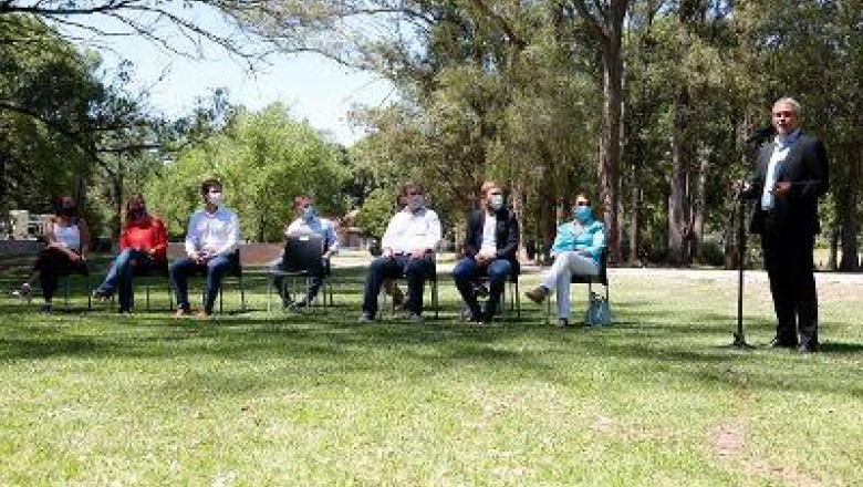 Ferraresi firmó con distritos de la región su adhesión a plan de viviendas