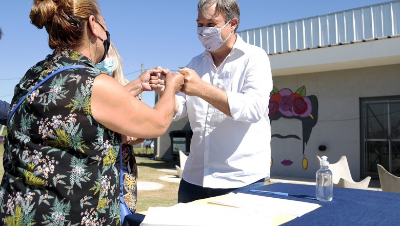 Cascallares encabezó la firma de más de 100 escrituras para familias de Glew