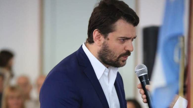 Gómez Alvariño arremetió contra Gray: “Está filmando spots y no reuniéndose en un momento de crisis”