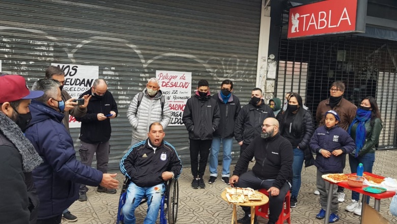 Continúa el reclamo de los trabajadores de Garbarino en Lanús
