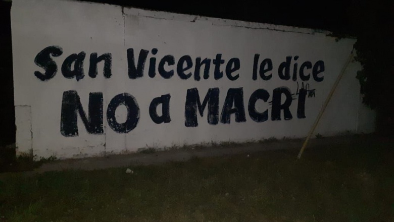 Con pintadas en el Conurbano, el peronismo salió a decirle “No a Macri”