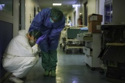 Trabajadores de la salud alertan que la suba de casos complica las condiciones laborales