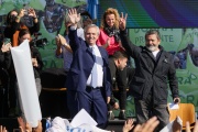 Fernández visitó Echeverría y remarcó que "la verdadera discusión es con quienes quieren quitar derechos"