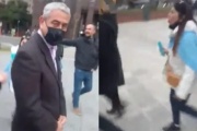 Escracharon a Ferraresi en Plaza de Mayo: “Chorro, vendepatria. Vaciaste Avellaneda”.