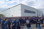 Trabajadores del neumático paralizaron la planta Llavallol de Bridgestone para repudiar despidos