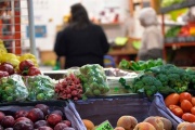 Los alimentos crecieron en el conurbano casi 15 puntos por encima de los salariales