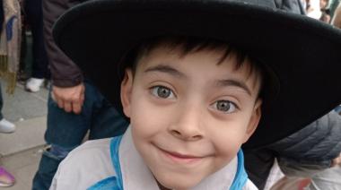 Cruzó en rojo con su moto y mató a un nene de 6 años que iba a la escuela, pero está libre