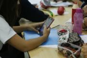 Por ley, limitan el uso de celulares en el aula