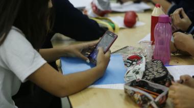 Por ley, limitan el uso de celulares en el aula