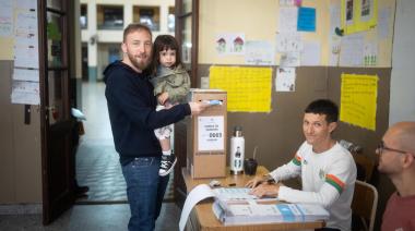"Con alegria y en familia", Otermin votó en Banfield