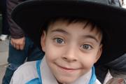 Cruzó en rojo con su moto y mató a un nene de 6 años que iba a la escuela, pero está libre