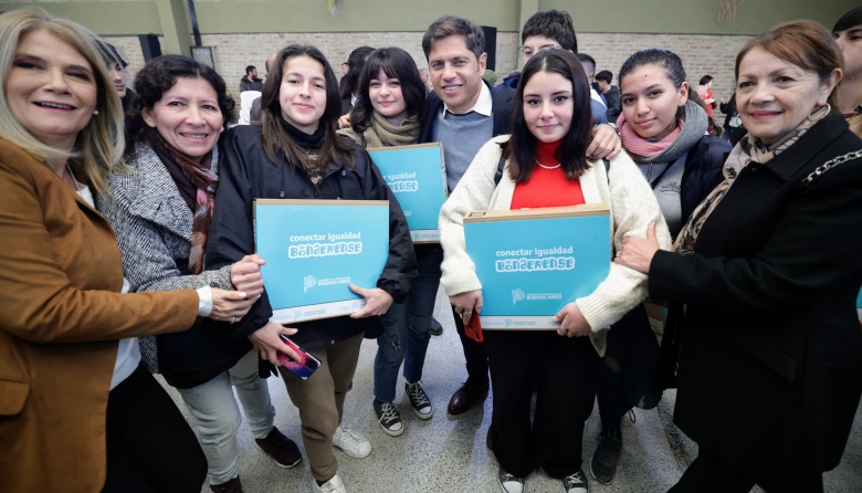 Kicillof visitó Presidente Perón y entregó 458 netbooks a estudiantes secundarios