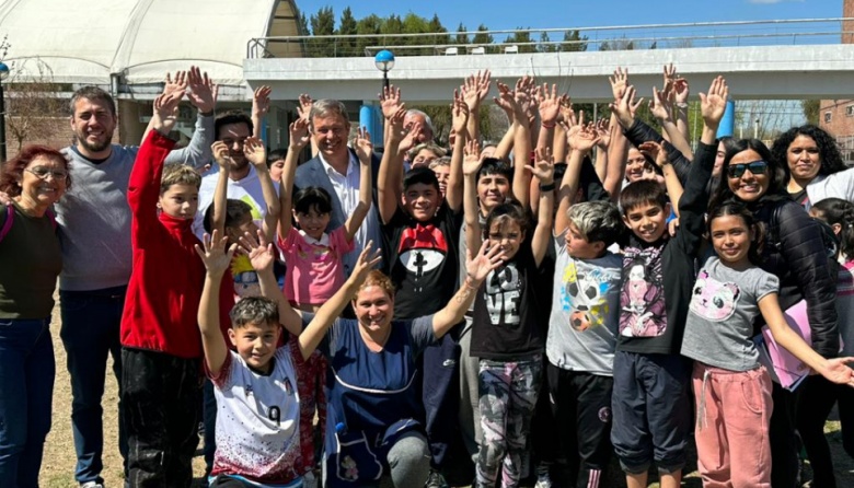 Cascallares acompañó a alumnos que participaron de un triatlón en el Polideportivo Municipal