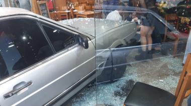Un auto fuera de control chocó la entrada de una pizzería en Lanús e hirió a dos personas