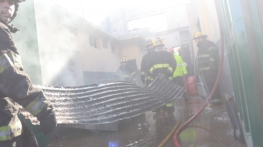 Se incendió una fábrica de galletitas en Lanús