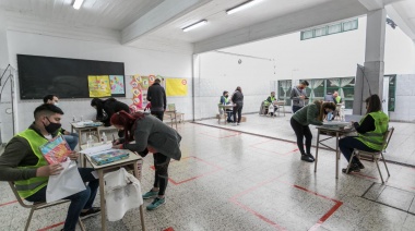 Grindetti entregó más de 500 manuales para alumnos del nivel inicial