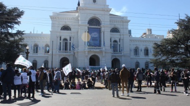 Se movilizaron los municipales platenses contra “precarización laboral” de Julio Garro