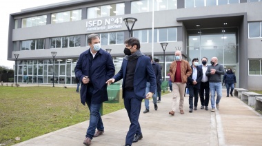 Kicillof y Cascallares recorrieron el centro de aislamiento que funciona en el ISFD 41