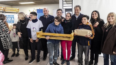 El Municipio y “Causa Común” entregaron bibliotecas a familias de Barrio Lindo