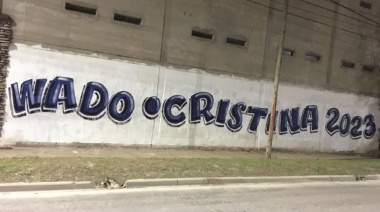 Tras la carta de Cristina, aparecieron pintadas por Wado en el Conurbano
