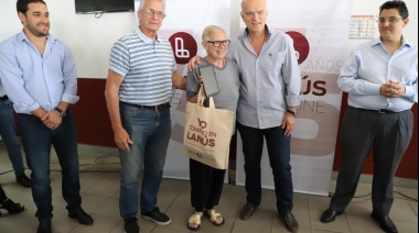 Grindetti entregó 163 tablets a abuelos de Lanús
