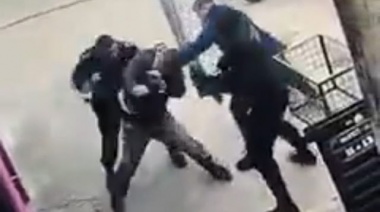 Tres policías detenidos por darle una paliza a un hombre que manejaba su moto sin papeles
