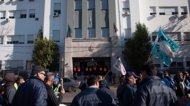 Choferes de las líneas 551 y 542 marcharon por el despido de un trabajador