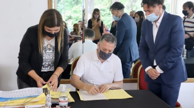Gray encabezó un acto en el que se firmaron más de 400 escrituras