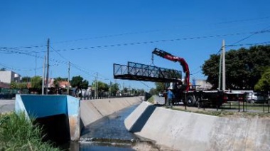 Nuevo puente peatonal en el Arroyo del Rey