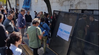 Vallado y entre policías, Clarín despidió a más de 50 trabajadores