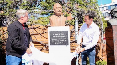 Emplazaron el busto de Raúl Alfonsín en la Municipalidad de Lanús