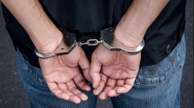 Un detenido y un prófugo por el asesinato del prefecto ejecutado delante de su hijo