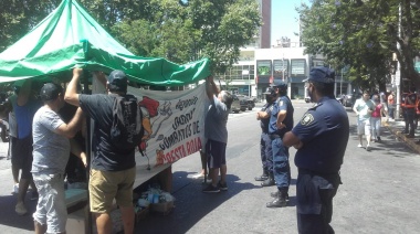 Trabajadores realizan un acampe en el Municipio para exigir una respuesta del Intendente